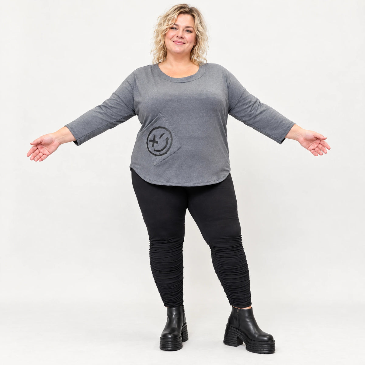 Weiches Shirt in Grau aus Stretchjersey mit gerundetem Schnitt und aufgesetzten Taschen