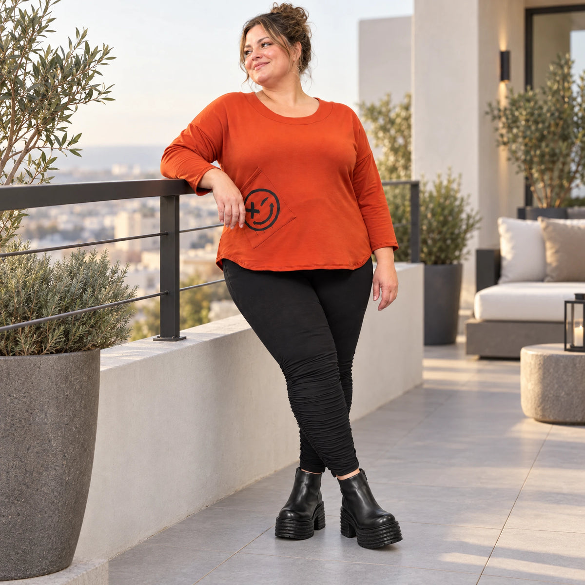 Shirt in Orange aus weichem Stretchjersey mit gerundetem Saum und aufgesetzten Taschen