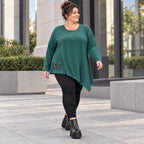 Langarmshirt in Dunkelgrün mit asymmetrischem Zipfelsaum aus feinem weichem Stretchjersey