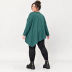 Langarmshirt in Dunkelgrün mit asymmetrischem Zipfelsaum aus feinem weichem Stretchjersey