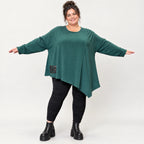 Langarmshirt in Dunkelgrün mit asymmetrischem Zipfelsaum aus feinem weichem Stretchjersey