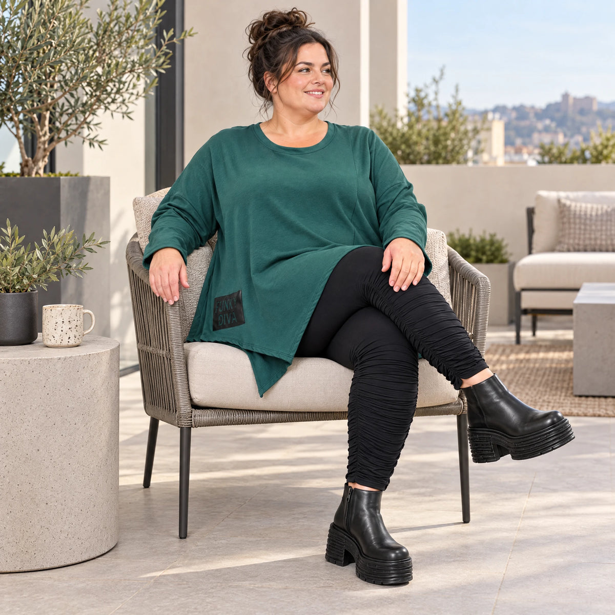 Langarmshirt in Dunkelgrün mit asymmetrischem Zipfelsaum aus feinem weichem Stretchjersey
