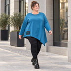 Blaues Langarmshirt mit asymmetrischem Zipfelsaum aus weichem Stretchjersey Made in Italy