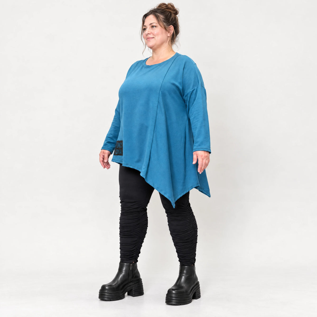 Blaues Langarmshirt mit asymmetrischem Zipfelsaum aus weichem Stretchjersey Made in Italy