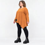 Langarmshirt in warmem Braun mit asymmetrischem Zipfelsaum aus feinem Stretchjersey