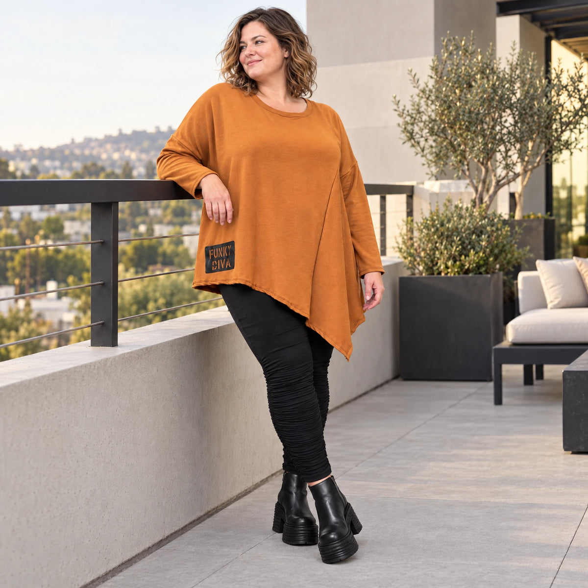 Langarmshirt in warmem Braun mit asymmetrischem Zipfelsaum aus feinem Stretchjersey