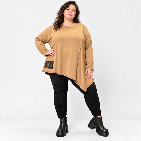 Warmes Langarmshirt in Camel mit asymmetrischem Zipfelsaum aus weichem Jersey mit Stretch