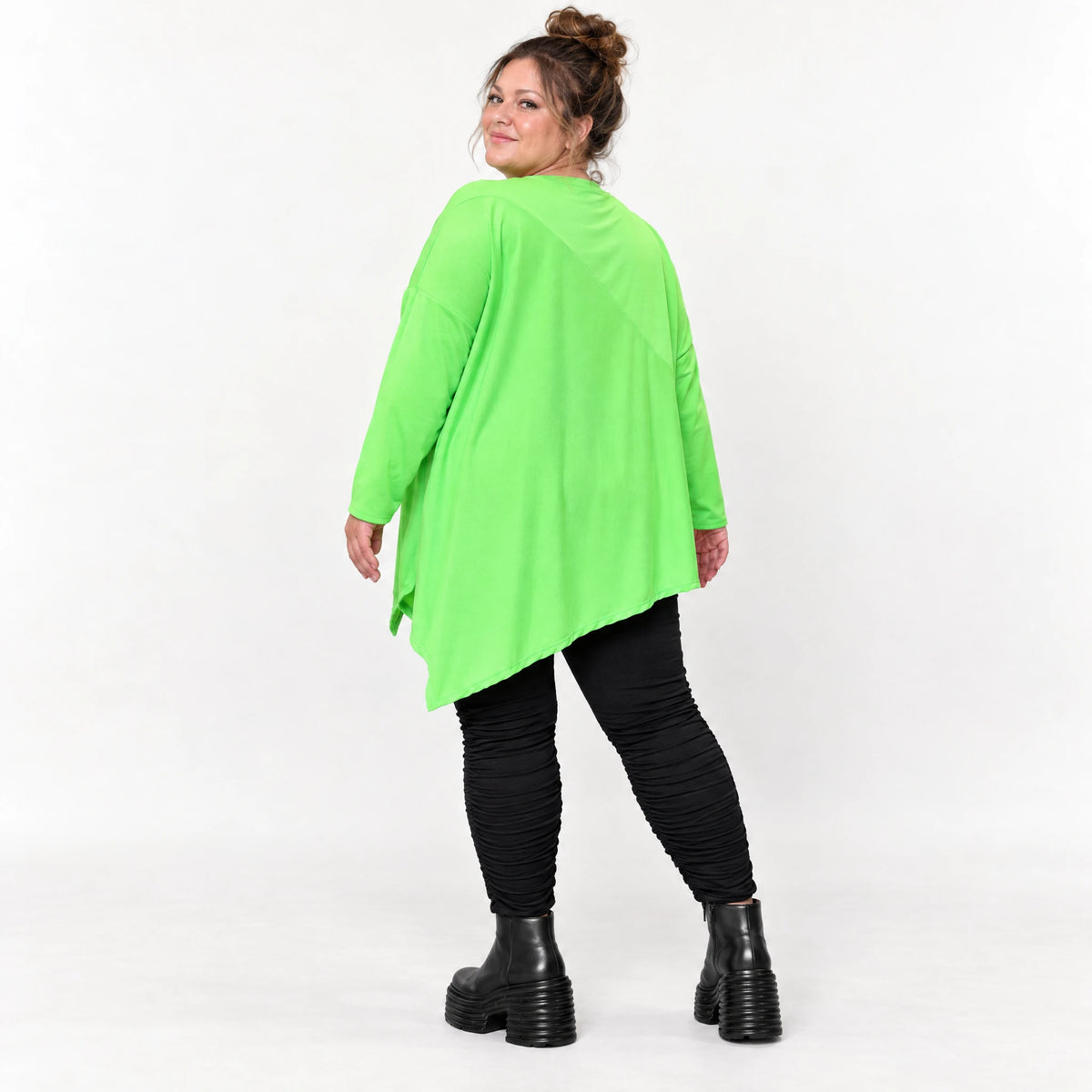 Langarmshirt in frischem Grün mit asymmetrischem Zipfelsaum aus weichem Stretchjersey