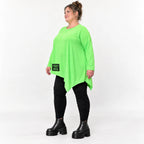Langarmshirt in frischem Grün mit asymmetrischem Zipfelsaum aus weichem Stretchjersey