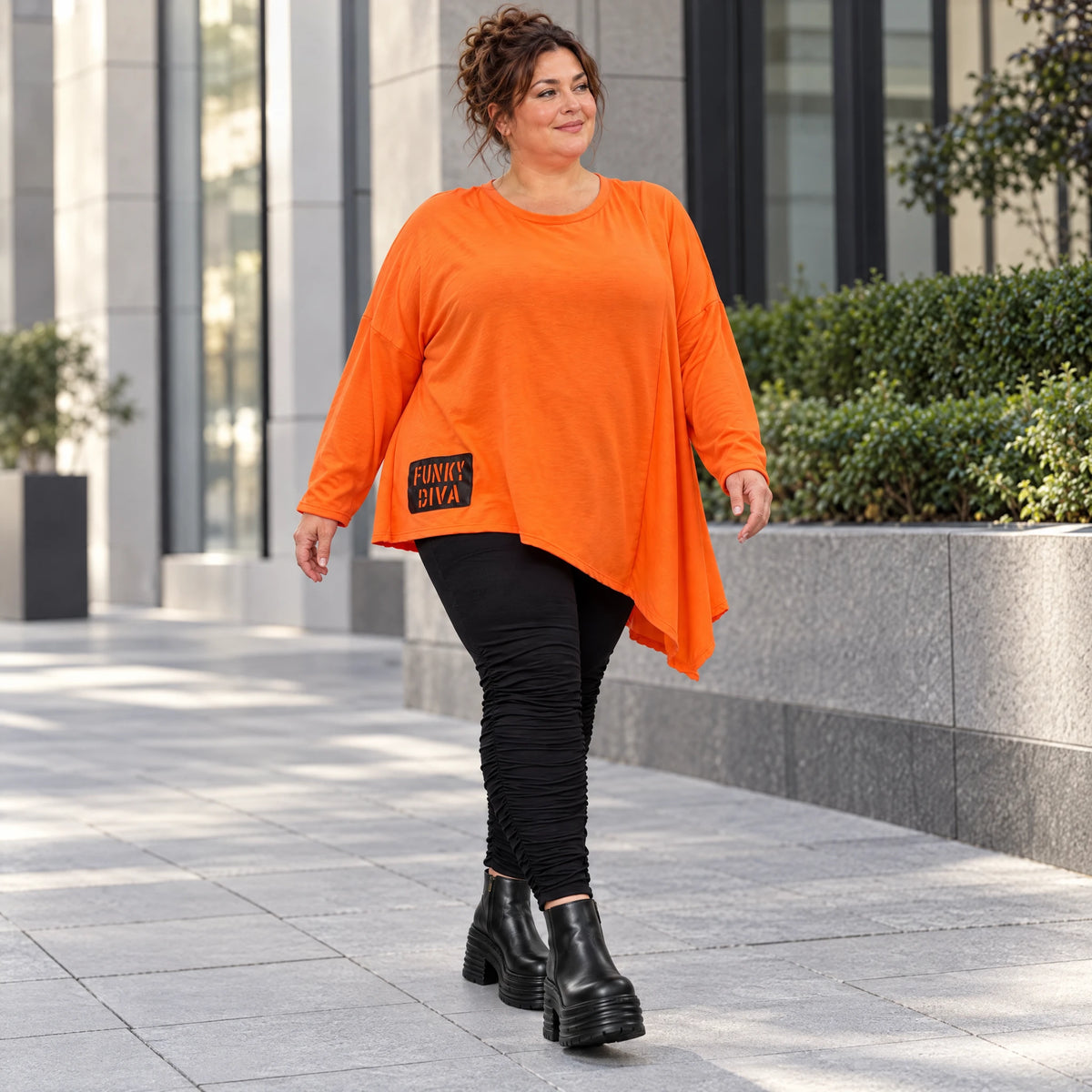 Orange Langarmshirt aus weichem Stretchjersey mit asymmetrischem Schnitt und Zipfelsaum
