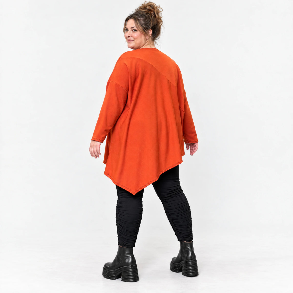 Langarmshirt in kräftigem Orange mit asymmetrischem Zipfelsaum aus weichem Stretchjersey