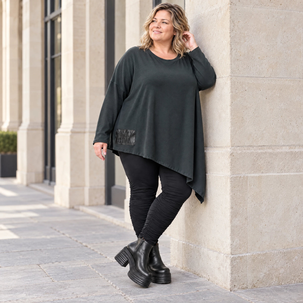 Schwarzes Langarmshirt mit asymmetrischem Zipfelsaum in warmem Stretchjersey aus Italien
