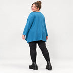 Blaues Langarmshirt aus warmem Stretchjersey in fließender A-Linie mit Rundhalsausschnitt