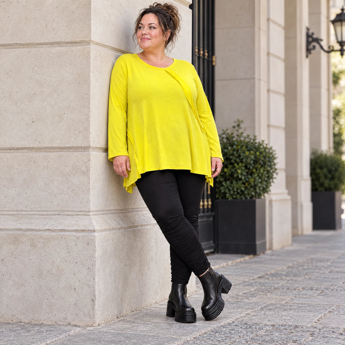 Langarmshirt in strahlendem Gelb mit fließender A-Linie aus weichem Baumwolljersey
