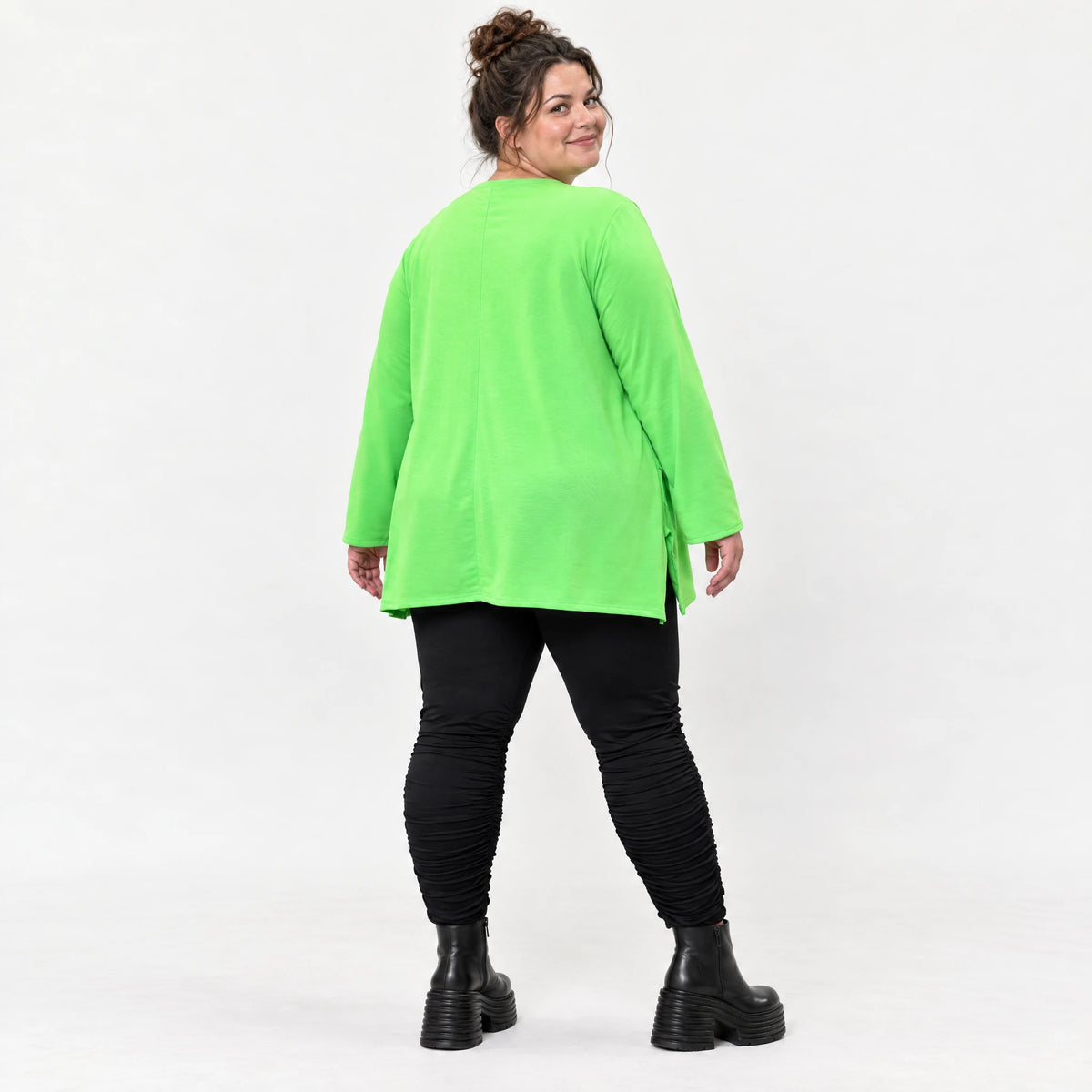 Langarmshirt in Grün aus feinem warmem Stretchjersey aus Italien mit fließender A-Linie