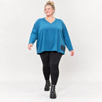 Blaues Langarmshirt aus Italien in weichem Jersey mit V-Ausschnitt und kastiger Passform