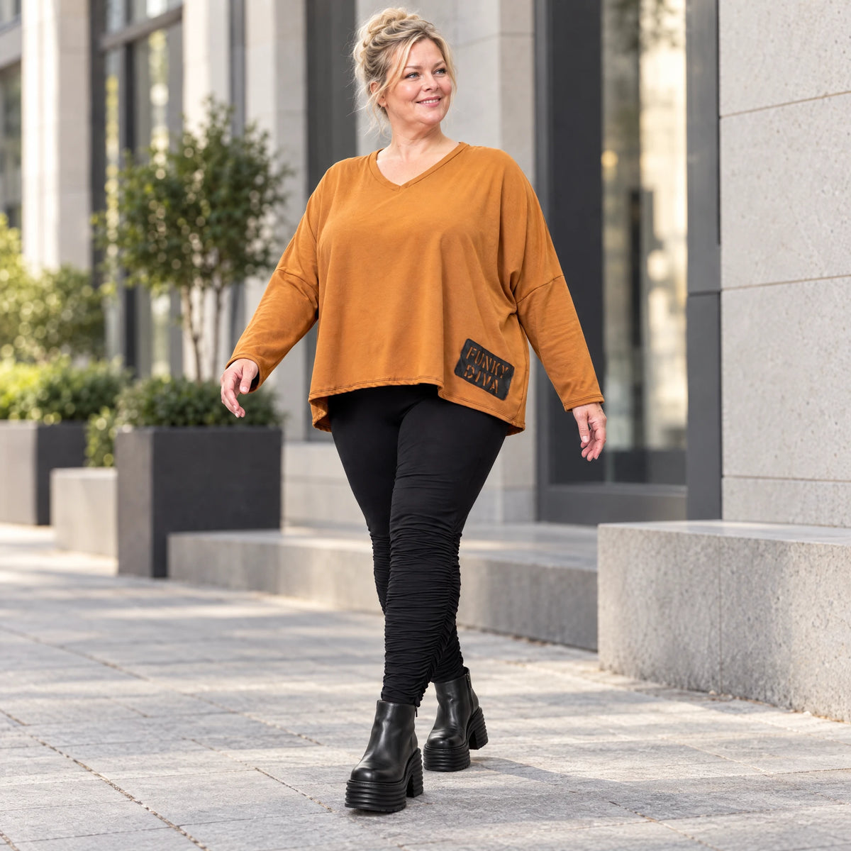 Langarmshirt in Braun mit V-Ausschnitt aus weichem Stretchjersey in kastiger Passform