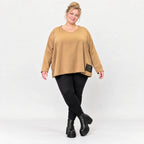 Langarmshirt in Camel aus weichem Stretchjersey mit V-Ausschnitt und kastiger Silhouette