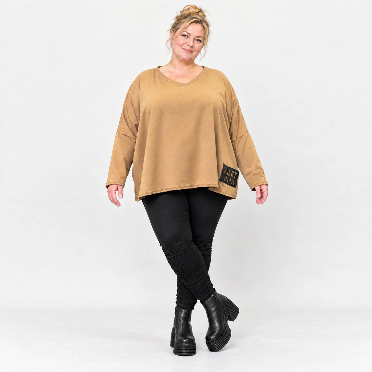 Langarmshirt in Camel aus weichem Stretchjersey mit V-Ausschnitt und kastiger Silhouette