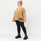 Langarmshirt in Camel aus weichem Stretchjersey mit V-Ausschnitt und kastiger Silhouette