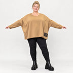 Langarmshirt in Camel aus weichem Stretchjersey mit V-Ausschnitt und kastiger Silhouette