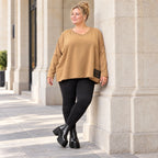 Langarmshirt in Camel aus weichem Stretchjersey mit V-Ausschnitt und kastiger Silhouette