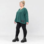 Dunkelgrünes Langarmshirt mit V-Ausschnitt aus feinem Stretchjersey und kastiger Passform
