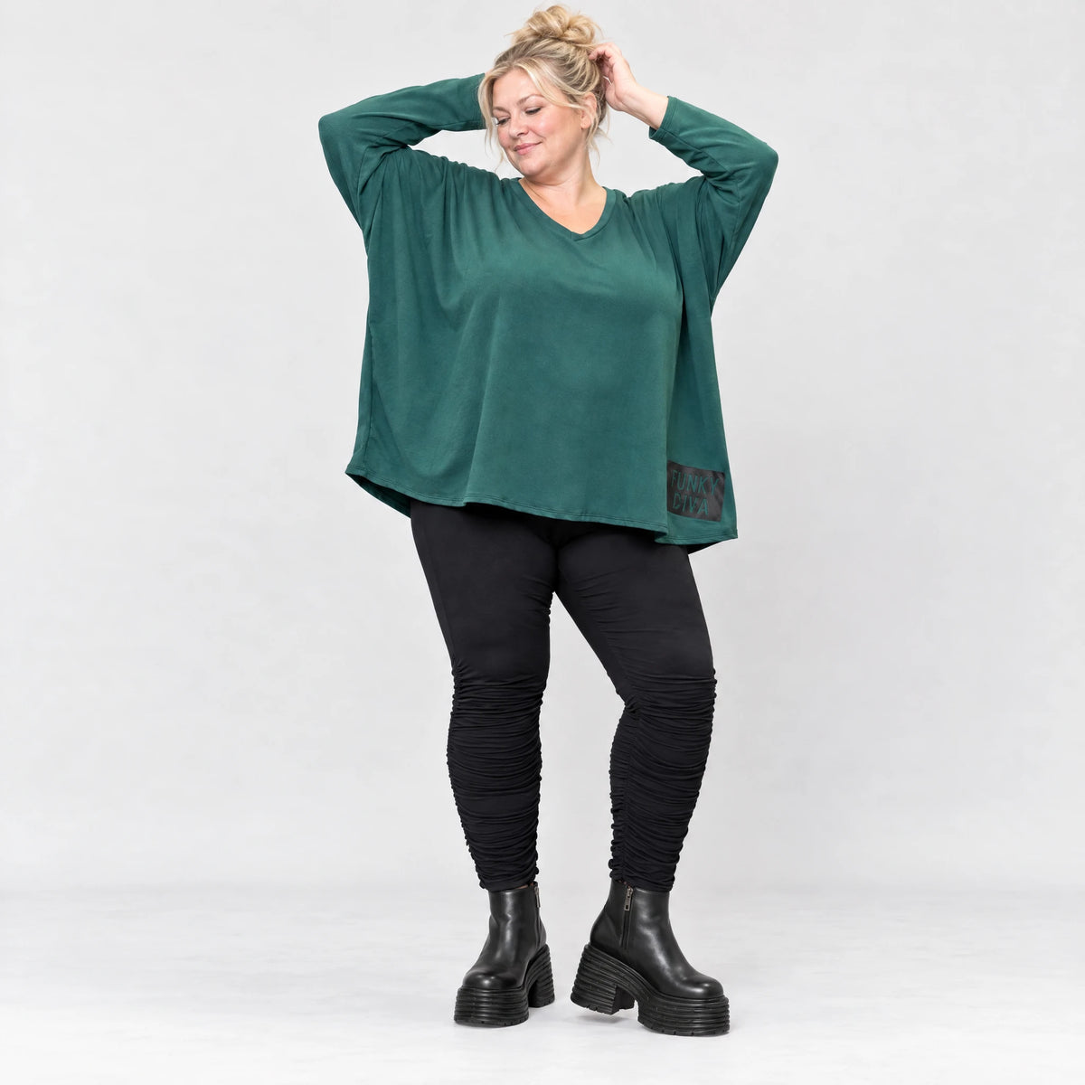 Dunkelgrünes Langarmshirt mit V-Ausschnitt aus feinem Stretchjersey und kastiger Passform