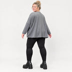 Graues Langarmshirt aus weichem Stretchjersey mit V-Ausschnitt und kastiger Passform