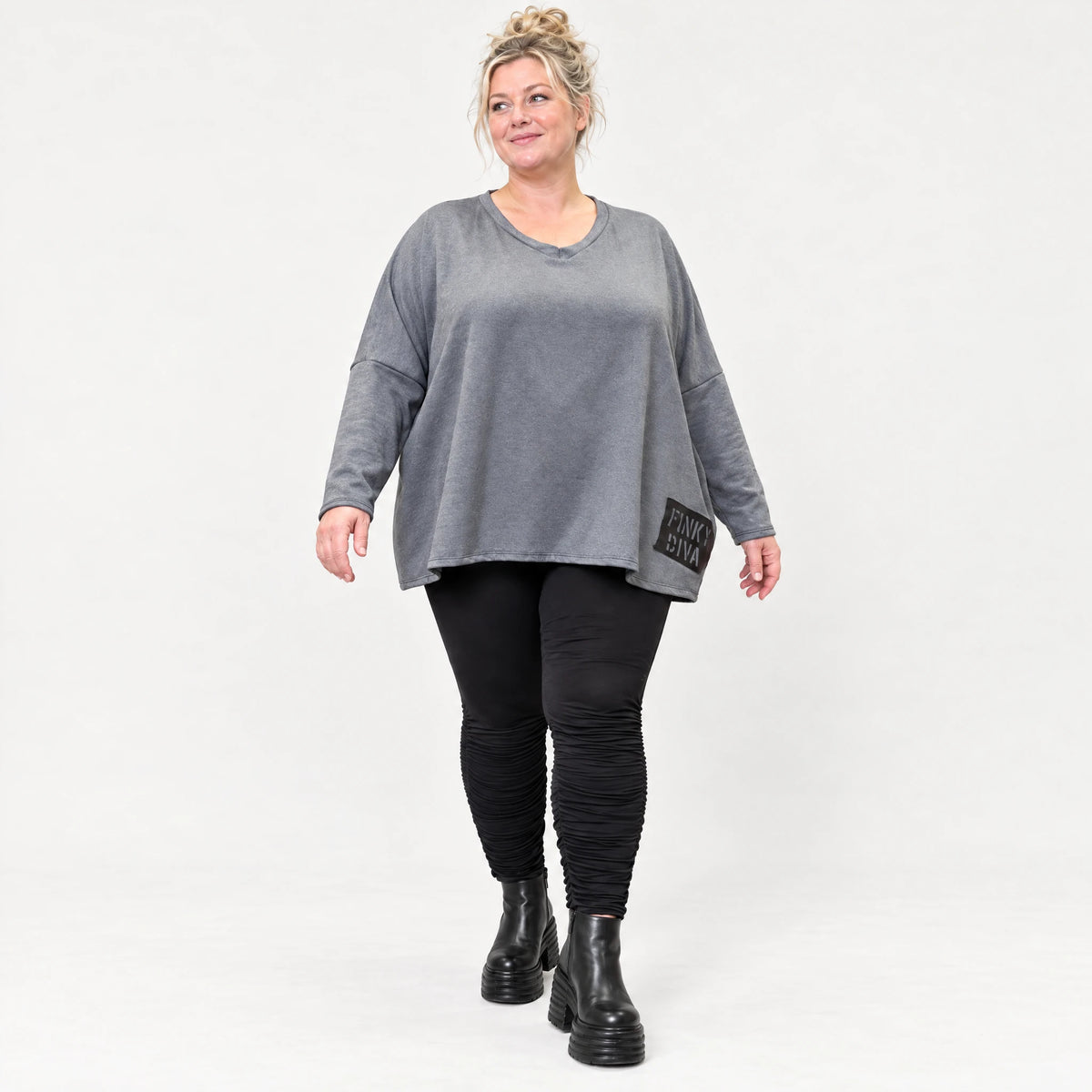 Graues Langarmshirt aus weichem Stretchjersey mit V-Ausschnitt und kastiger Passform