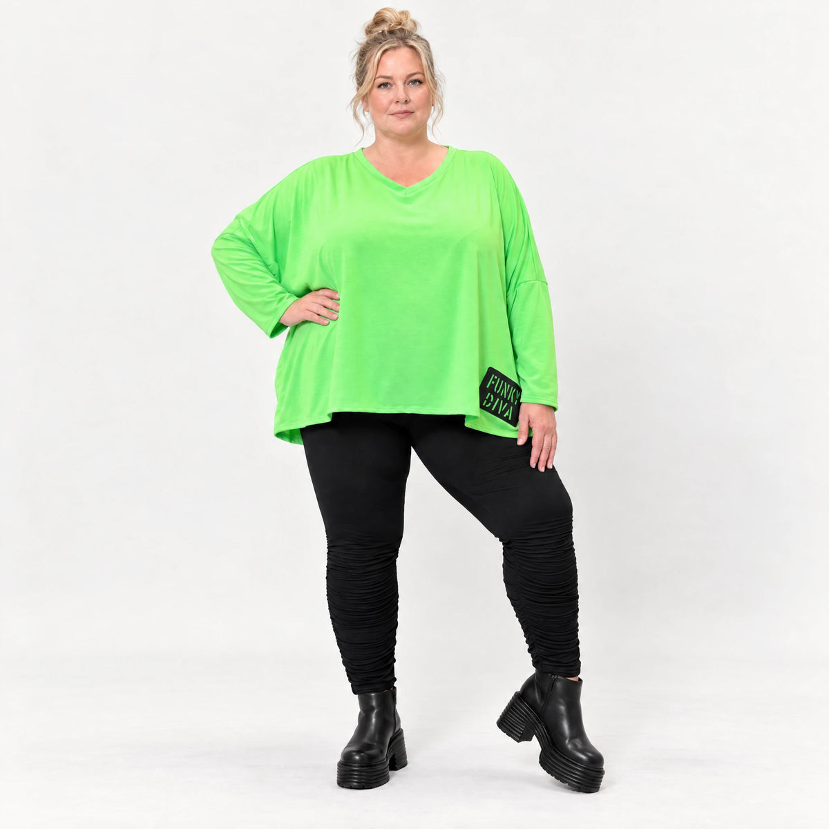 Langarmshirt in sattem Grün aus weichem Stretchjersey mit V-Ausschnitt im kastigen Schnitt