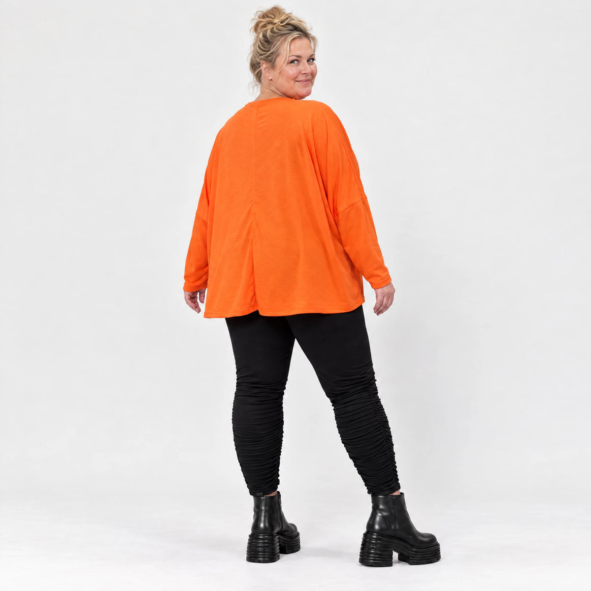 Langarmshirt in kräftigem Orange mit lässig kastigem Schnitt aus weichem Baumwolljersey