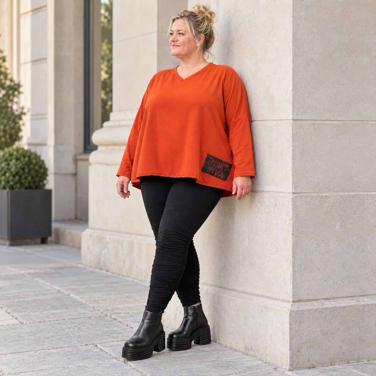 Langarmshirt in Orange aus weichem Stretchjersey mit V-Ausschnitt und kastiger Passform