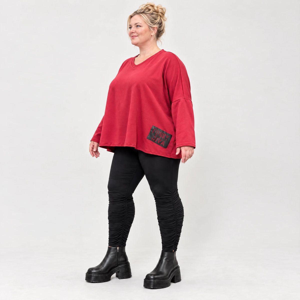 Rotes Langarmshirt aus weichem Stretchjersey mit V-Ausschnitt und kastiger Passform