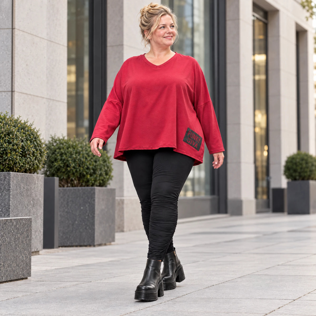 Rotes Langarmshirt aus weichem Stretchjersey mit V-Ausschnitt und kastiger Passform