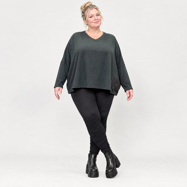 Schwarzes Langarmshirt aus weichem Stretchjersey mit kastigem Schnitt und V-Ausschnitt