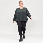 Schwarzes Langarmshirt aus weichem Stretchjersey mit kastigem Schnitt und V-Ausschnitt