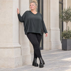 Schwarzes Langarmshirt aus weichem Stretchjersey mit kastigem Schnitt und V-Ausschnitt