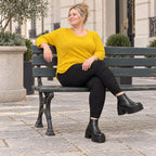 Flauschiges Feinstrickshirt in sonnigem Gelb mit Rundhals und aufgesetzten Taschen