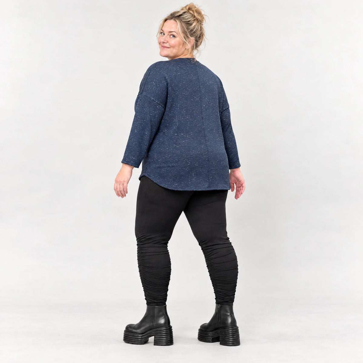 Feinstrickshirt in Blau/Weiß meliert mit Rundhalsausschnitt und aufgesetzten Taschen
