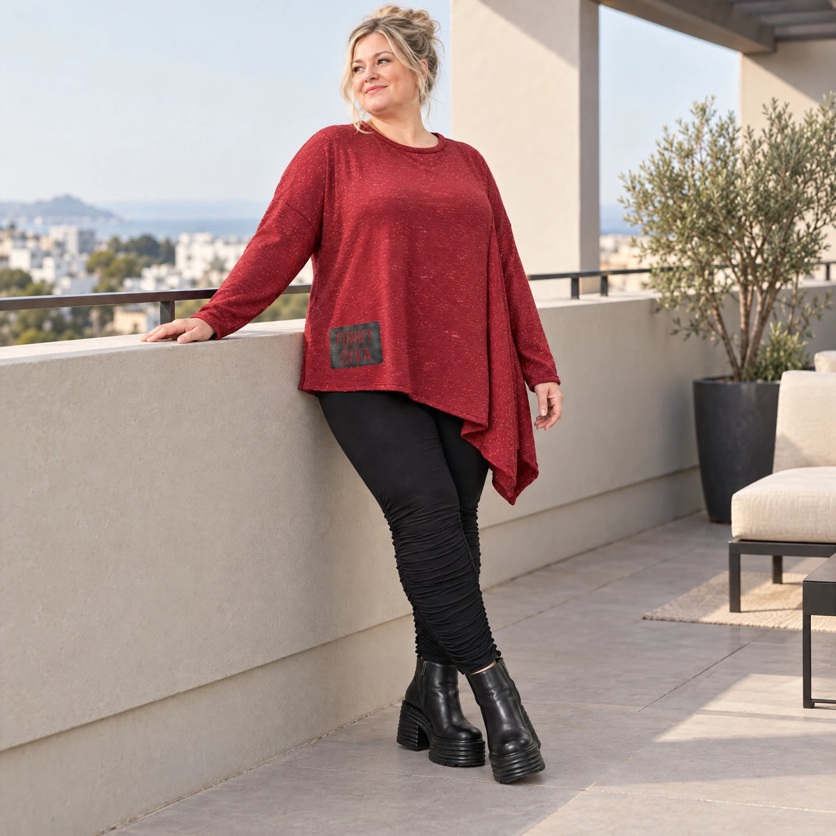 Strickshirt in Rot/Weiß Melange mit asymmetrischem Zipfelsaum aus flauschigem Feinstrick