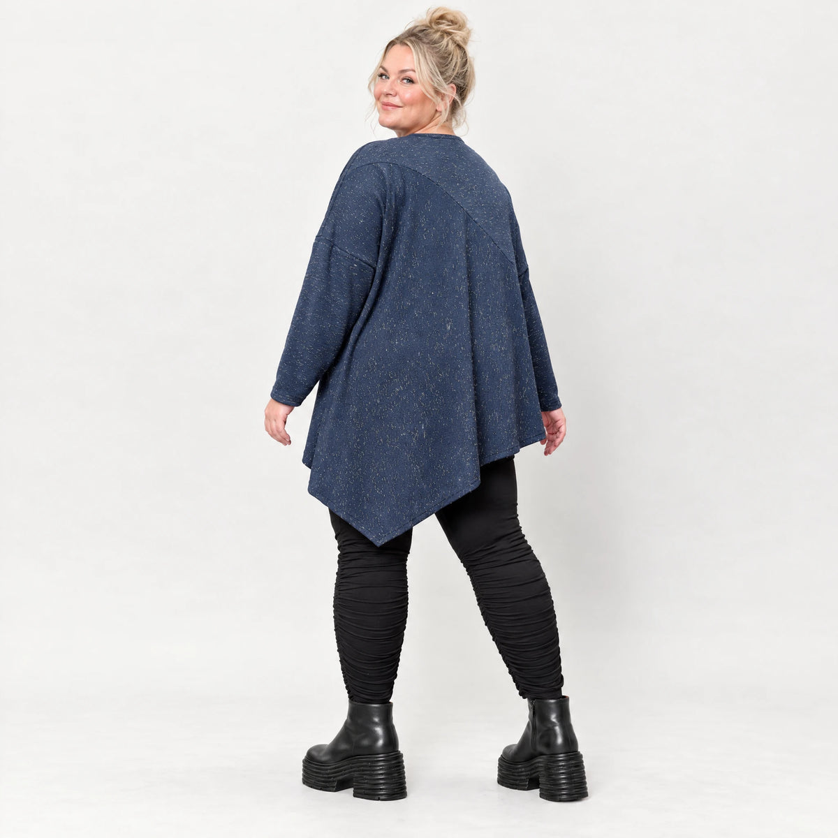 Asymmetrisches Langarmshirt in Blau/Weiß aus flauschigem Strick mit lässigem Zipfelsaum