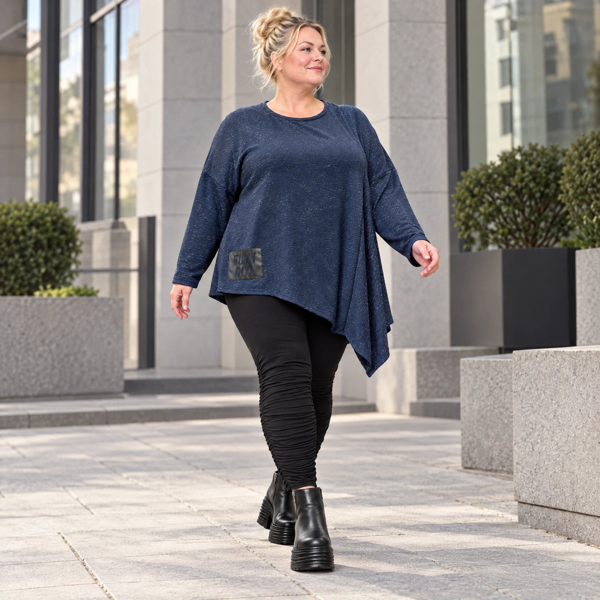 Asymmetrisches Langarmshirt in Blau/Weiß aus flauschigem Strick mit lässigem Zipfelsaum