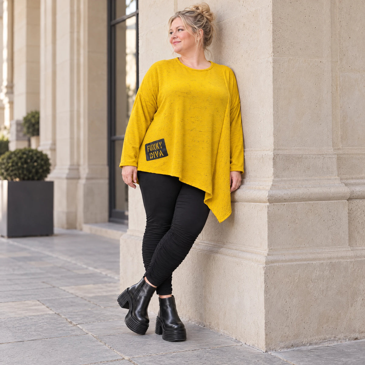 Feinstrickshirt in Gelb mit asymmetrischem Zipfelsaum Langarm und Rundhalsausschnitt