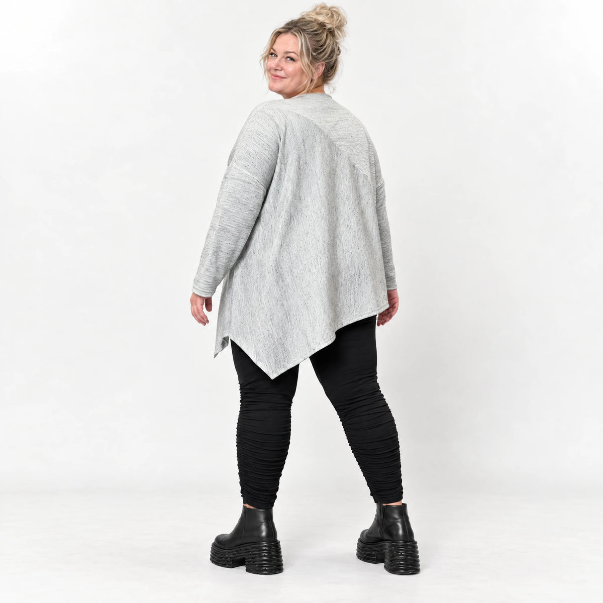 Feinstrickshirt in Grau/Schwarz mit asymmetrischem Zipfelsaum und Flauschgarnoptik