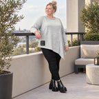 Feinstrickshirt in Grau/Schwarz mit asymmetrischem Zipfelsaum und Flauschgarnoptik