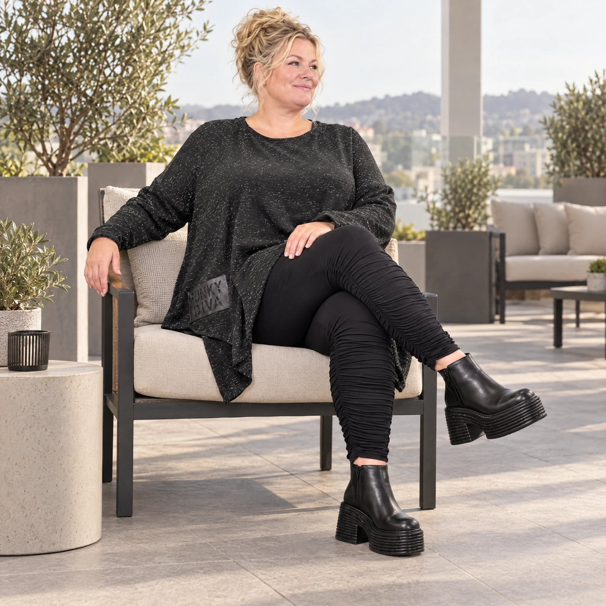Strickshirt in Schwarz/Weiß mit asymmetrischem Zipfelsaum aus weichem Flauschgarn