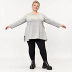Langarmshirt in Grau/Schwarz aus flauschigem Feinstrick mit A-Linie und Rundhalsausschnitt