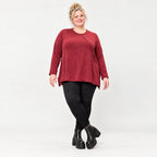 Flauschiges Feinstrickshirt in Rot/Weiß mit Rundhalsausschnitt und A-Linie aus Italien