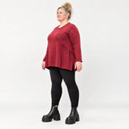 Flauschiges Feinstrickshirt in Rot/Weiß mit Rundhalsausschnitt und A-Linie aus Italien